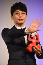 目線の位置を確認する星野源。