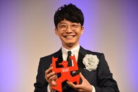 人気画像4位は「星野源がギャラクシー賞贈賞式でニッポン放送にダメ出し、『逃げ恥』を祝福」より、星野源。