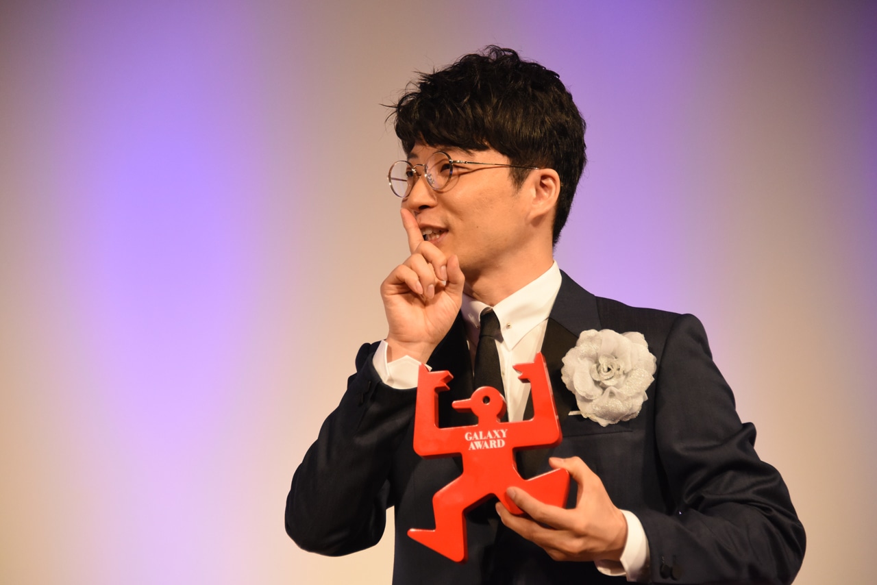 ヤジを入れる横山雄二アナウンサーを制する星野源。