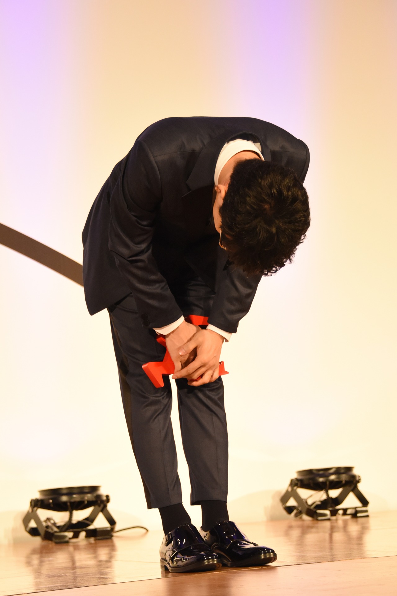 おじぎをする星野源。
