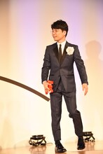 トロフィーを小脇に抱える星野源。