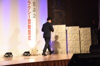 退場する星野源。