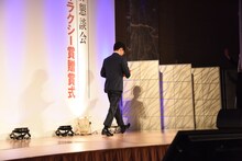 退場する星野源。