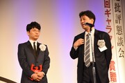 那須田淳プロデューサーのスピーチを聴く星野源(左)。