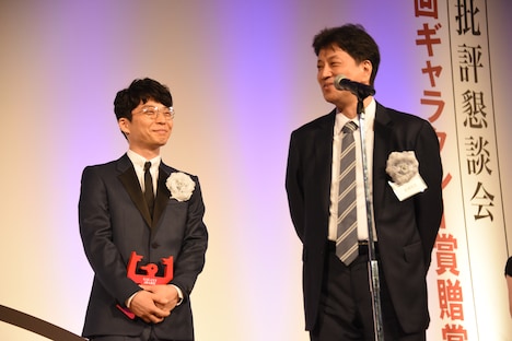 那須田淳プロデューサーが「逃げ恥」続編について触れると笑顔になる星野源(左)。