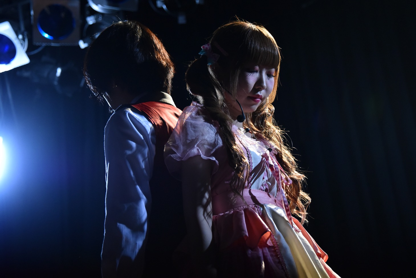 デュエットソング「譲れない…In My Heart…▽」を披露する清竜人（左）と清可恩（右）。