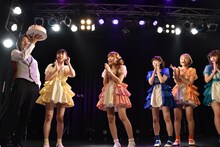 ケーキ片手に登場した清竜人（左端）。