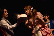 ロウソクの火を吹き消す清可恩（右）。