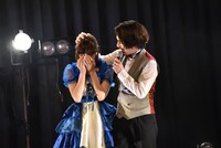 泣き崩れる清咲乃（左）の頭を優しくなでる清竜人（右）。