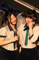 左から「AKB48選抜総選挙」速報75位を獲得した深川舞子（HKT48チームKIV）、58位を獲得した熊沢世莉奈（HKT48チームKIV）。(c)AKS