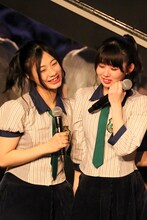 左から「AKB48選抜総選挙」速報75位を獲得した深川舞子（HKT48チームKIV）、58位を獲得した熊沢世莉奈（HKT48チームKIV）。(c)AKS