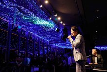 「天の川イルミネーション」点灯式でパフォーマンスを披露するSkoop On Somebody。