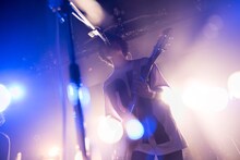 越雲龍馬（Vo, G, Syn）（Photo by Daisuke Miyashita）