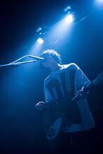 越雲龍馬（Vo, G, Syn）（Photo by Daisuke Miyashita）