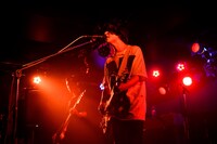 越雲龍馬（Vo, G, Syn）（Photo by Daisuke Miyashita）