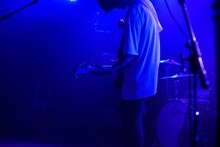 越雲龍馬（Vo, G, Syn）（Photo by Daisuke Miyashita）