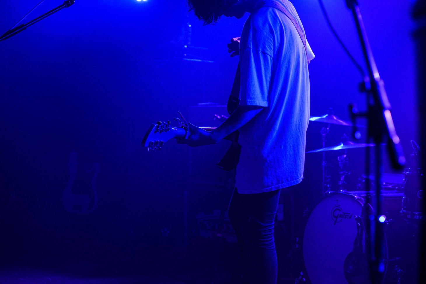 越雲龍馬（Vo, G, Syn）（Photo by Daisuke Miyashita）
