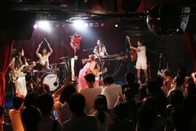 コレサワ「お祝いさせてあげまショー」の様子。（撮影：小坂茂雄）