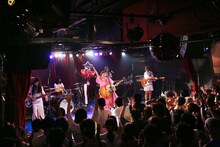 コレサワ「お祝いさせてあげまショー」の様子。（撮影：小坂茂雄）