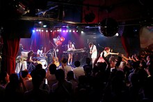 コレサワ「お祝いさせてあげまショー」の様子。（撮影：小坂茂雄）