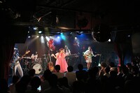 コレサワ「お祝いさせてあげまショー」の様子。（撮影：小坂茂雄）