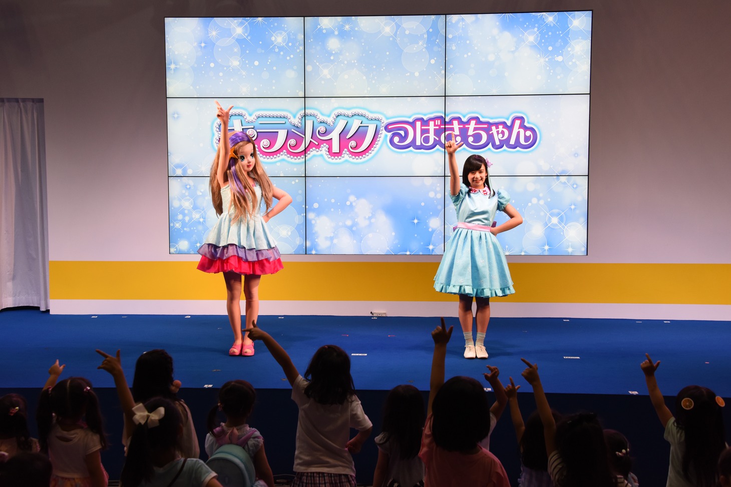 子供たちと盛り上がるつばさちゃんと山出愛子。