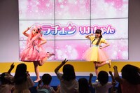 左からリカちゃん、森萌々穂。