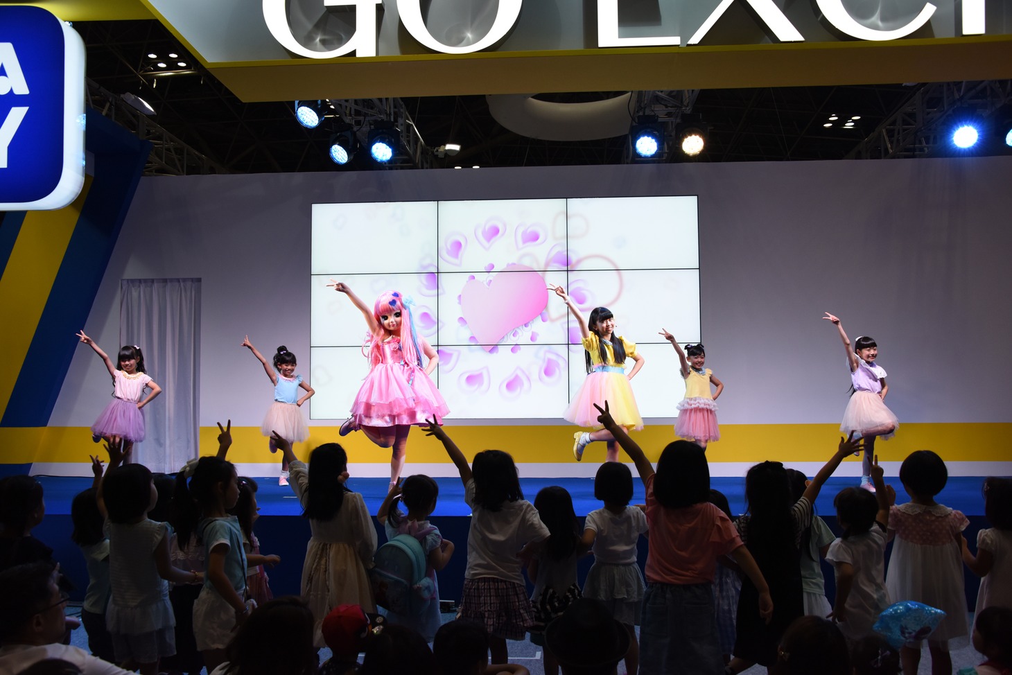 子供たちと盛り上がるリカちゃんと森萌々穂。