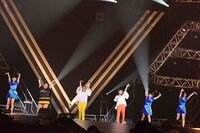 「Perfume FES!! 2017」2日目公演のアンコールでチャットモンチーと、シークレットゲストの渡辺直美と歌うPerfume。（撮影：河本悠貴）