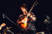 黒田隼之介（G, Cho）（撮影：後藤壮太郎）