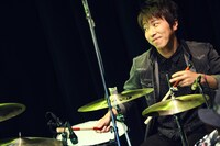 荒井智之（Dr）（撮影：後藤壮太郎）