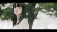 SHE'S「Over You」のミュージックビデオのワンシーン。
