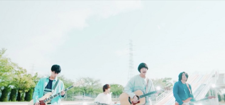 SHE'S「Over You」のミュージックビデオのワンシーン。