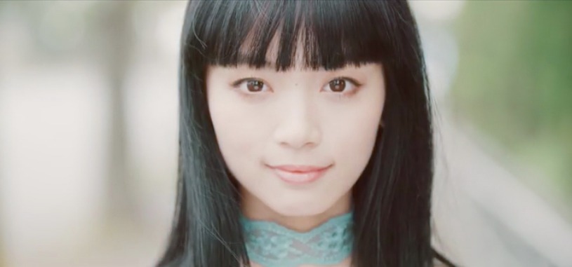 SHE'S「Over You」のミュージックビデオのワンシーン。