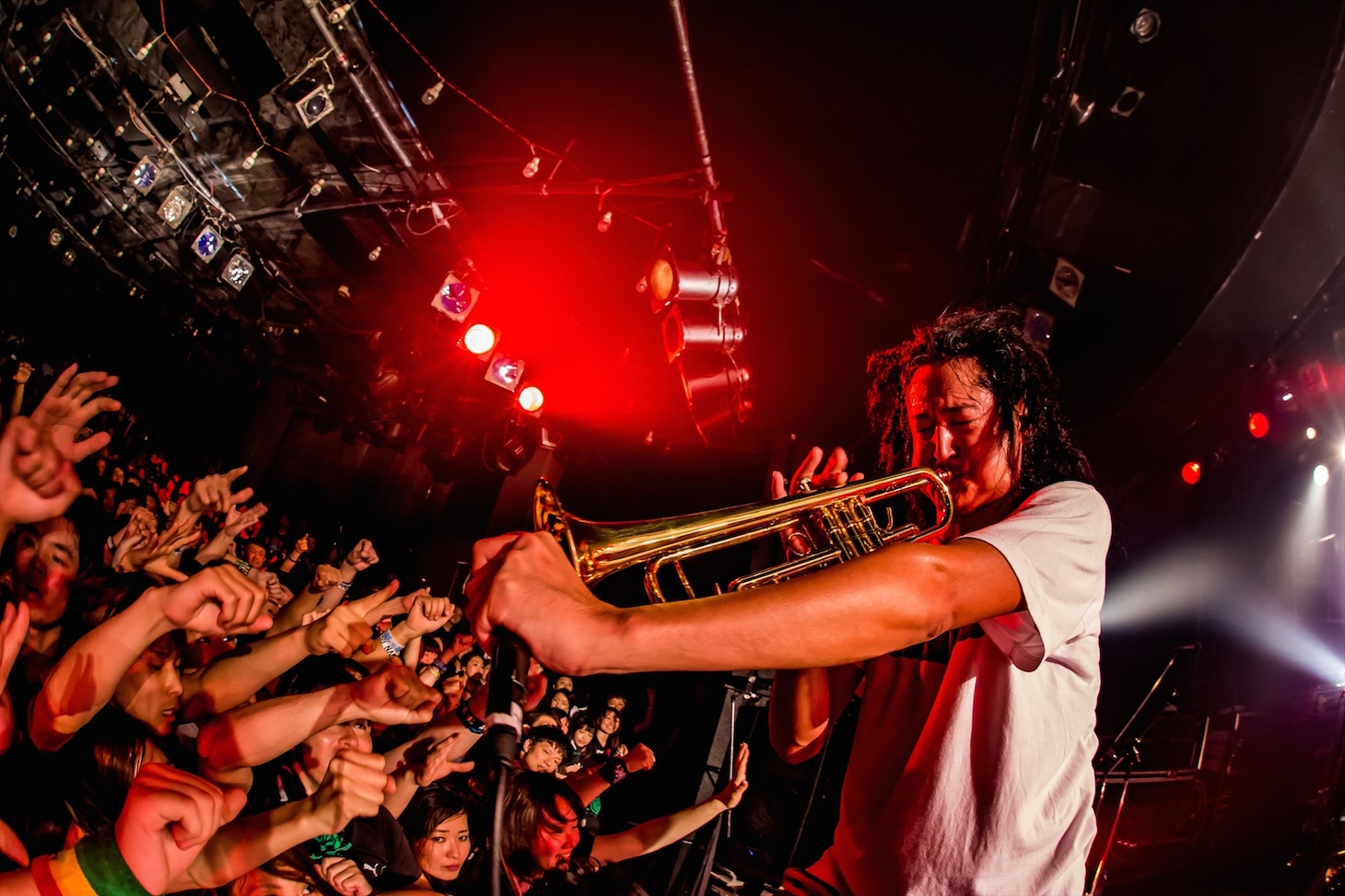 HEY-SMITHのライブの様子。（Photo by Takashi "TAKA" Konuma）