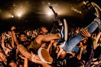 フロアにダイブするK5（G, Cho / NAMBA69）。（Photo by Takashi "TAKA" Konuma）