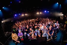NAMBA69「HEROES TOUR 2017」最終公演終了後の記念写真。（Photo by Takashi "TAKA" Konuma）
