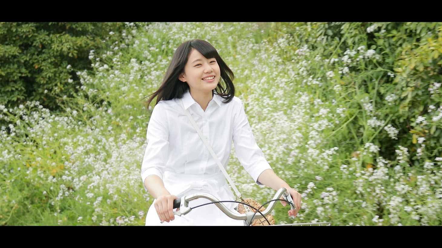 「瀬戸内の声」MVのワンシーン。(c)AKS