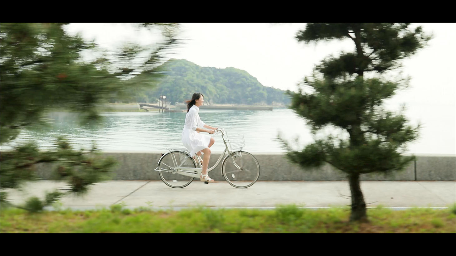 「瀬戸内の声」MVのワンシーン。(c)AKS