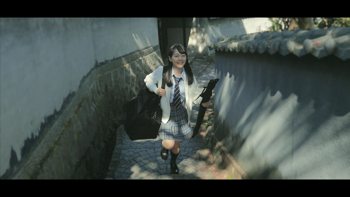 「瀬戸内の声」MVのワンシーン。(c)AKS