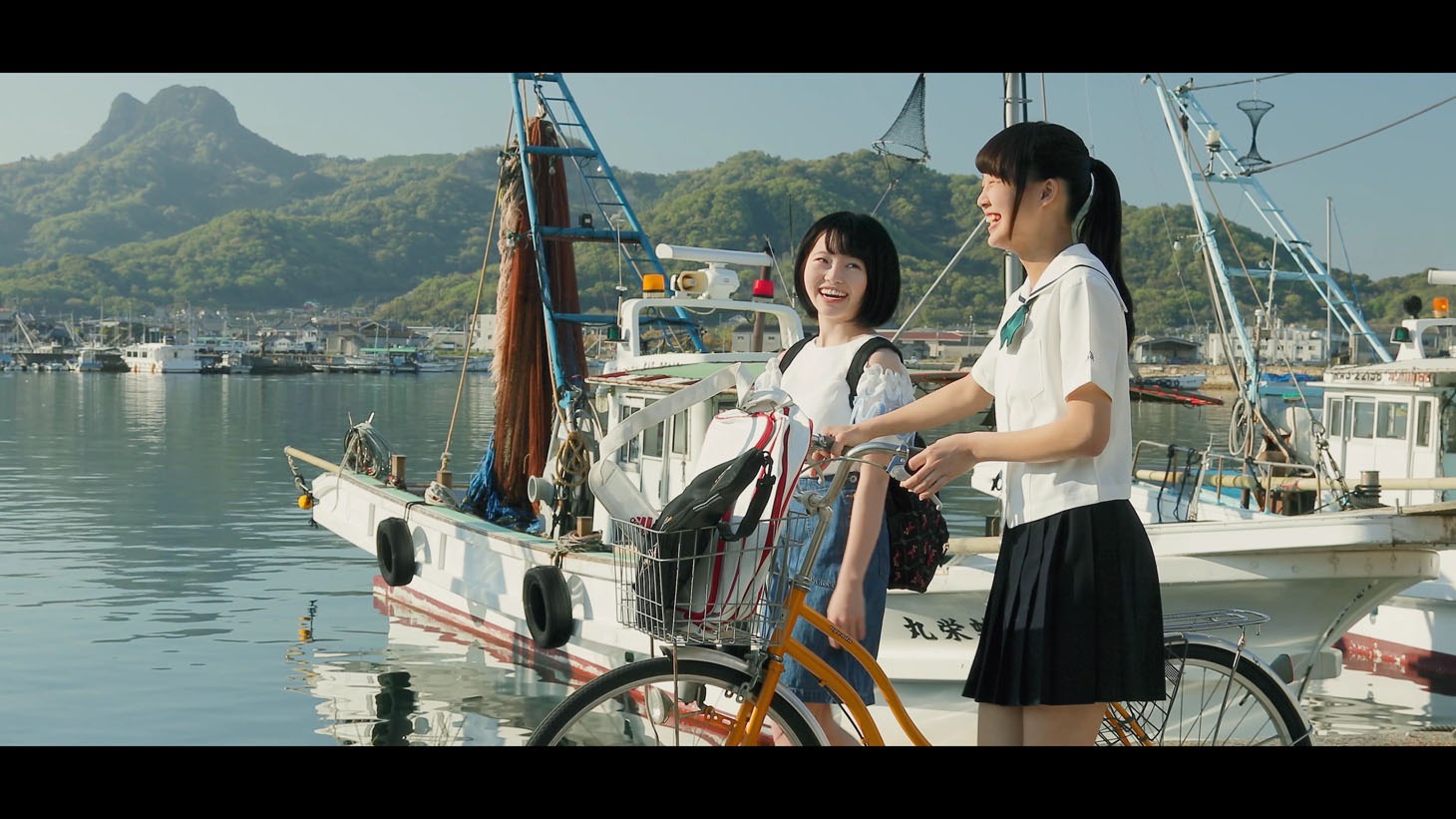 「瀬戸内の声」MVのワンシーン。(c)AKS