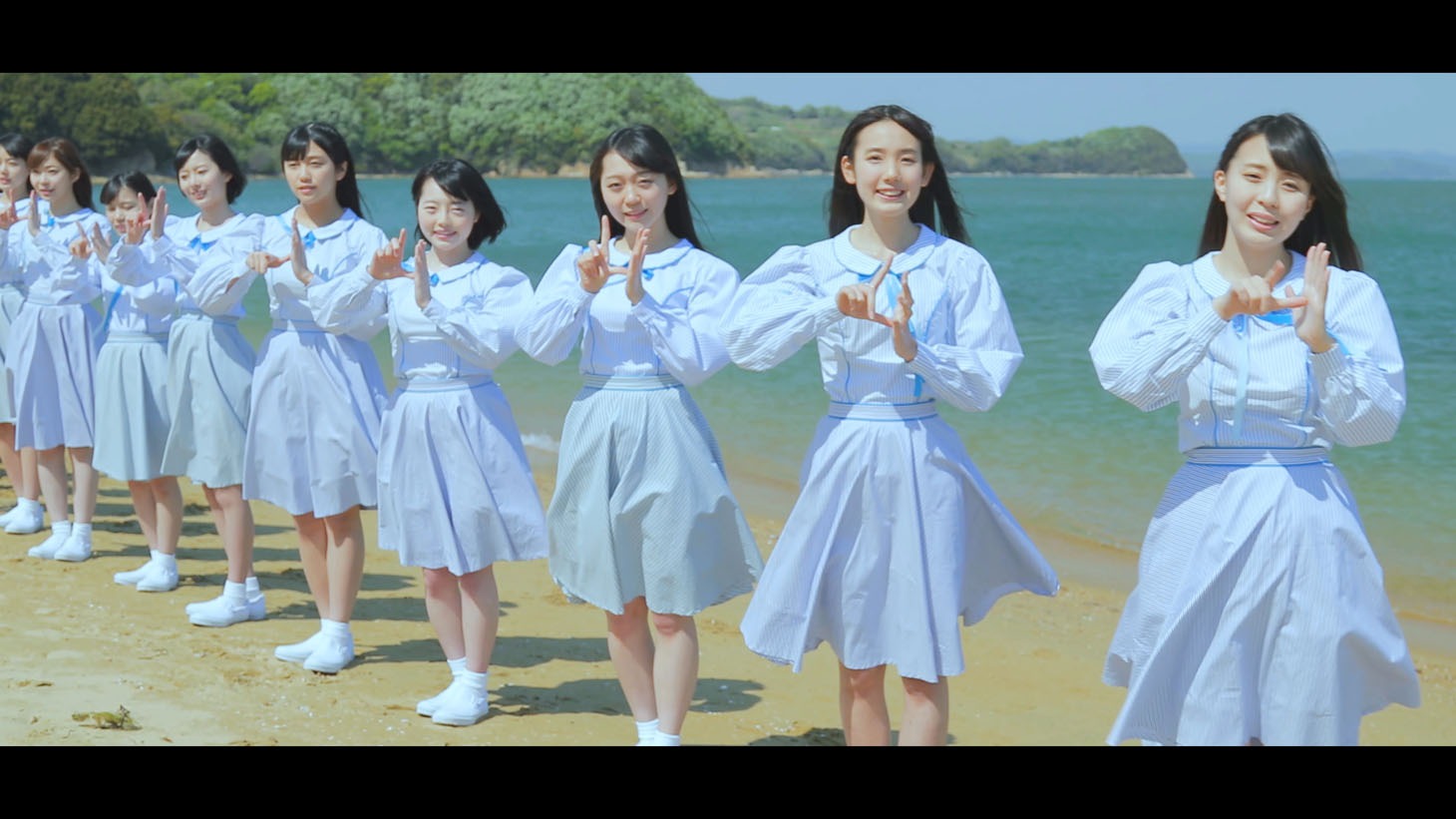 「瀬戸内の声」MVのワンシーン。(c)AKS