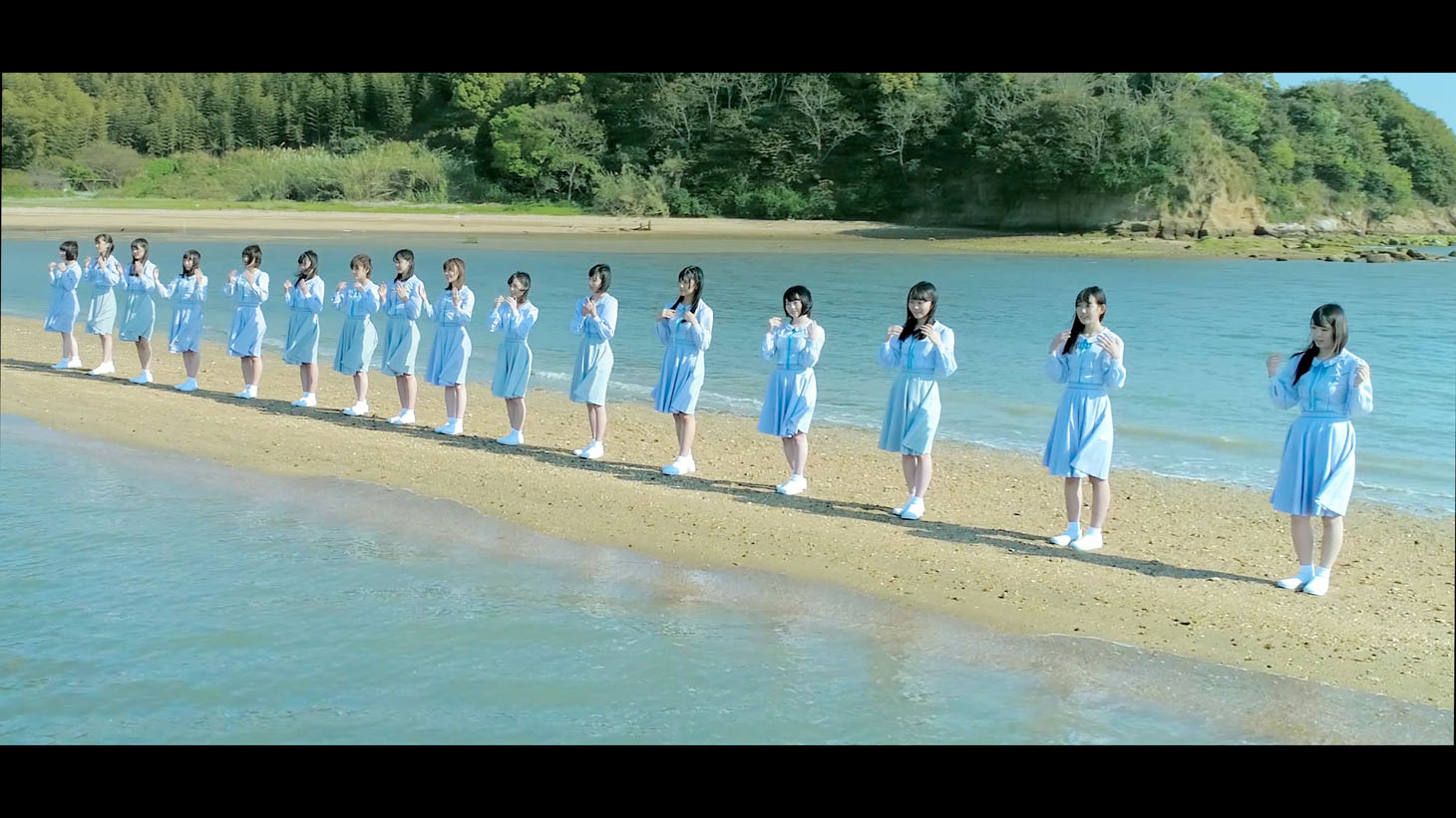 「瀬戸内の声」MVのワンシーン。(c)AKS
