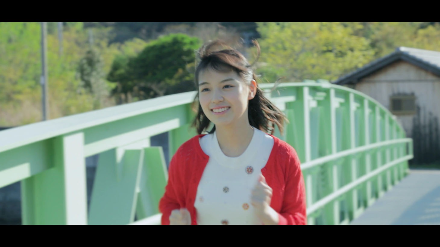 「瀬戸内の声」MVのワンシーン。(c)AKS