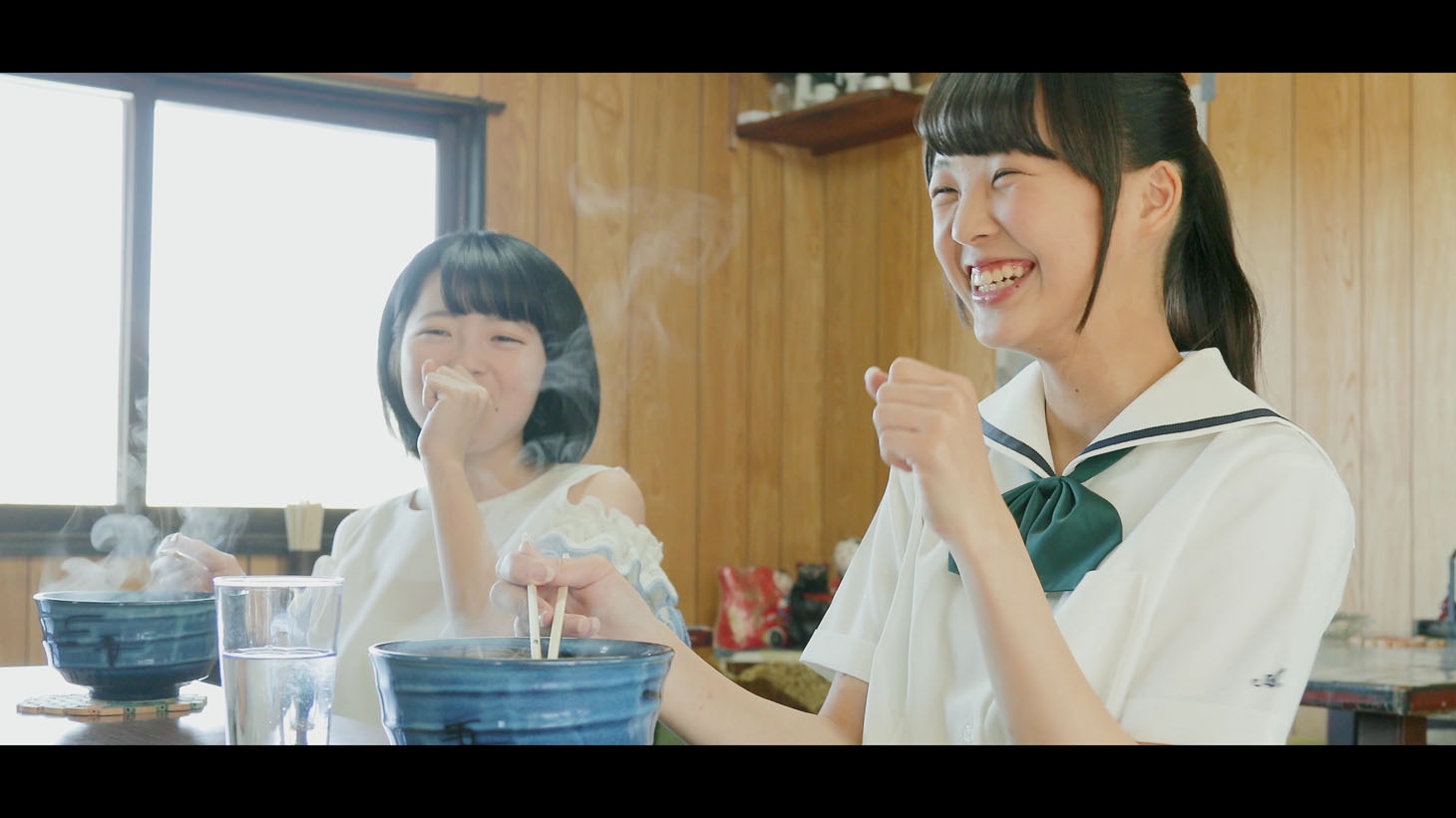 「瀬戸内の声」MVのワンシーン。(c)AKS