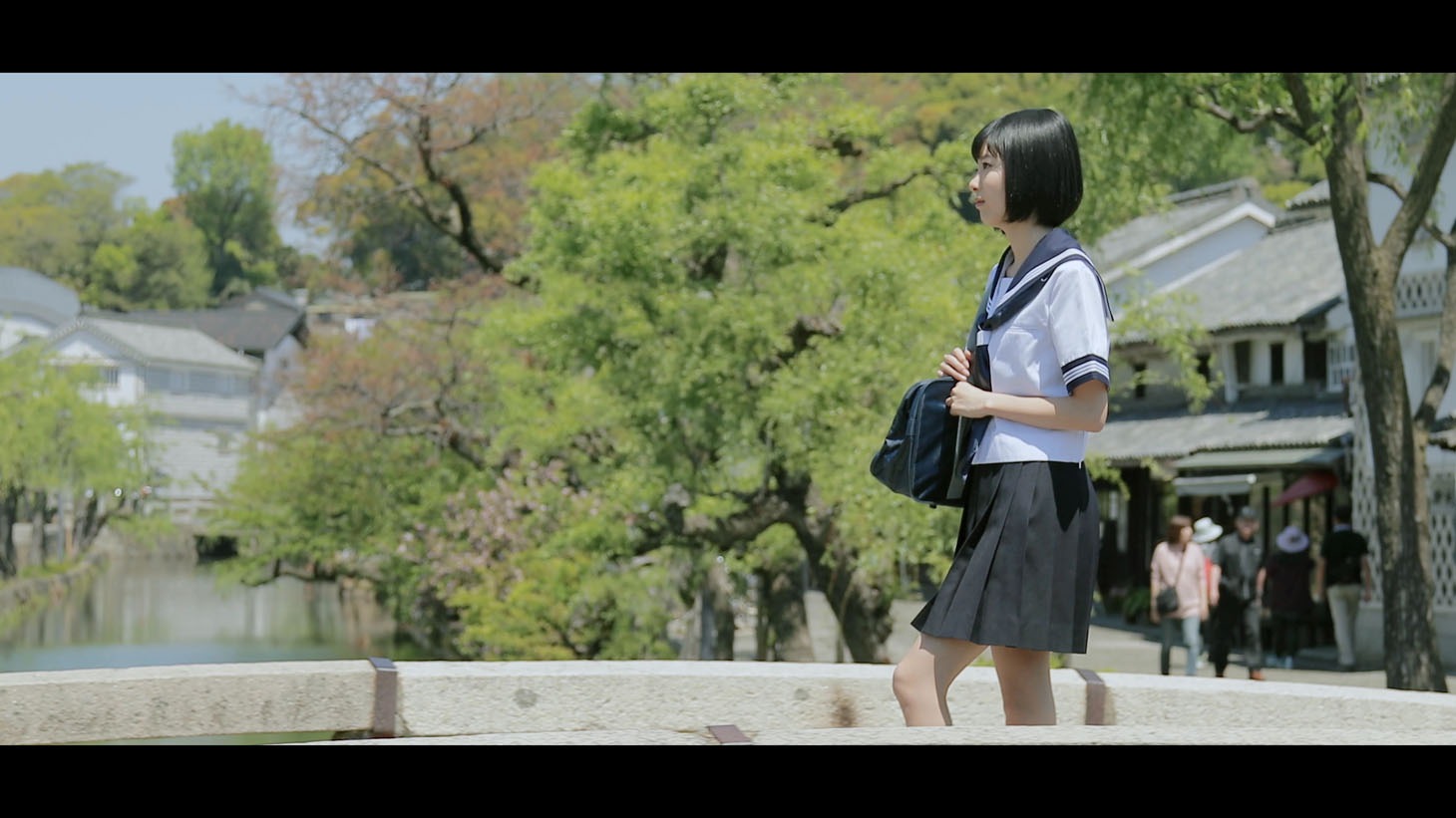 「瀬戸内の声」MVのワンシーン。(c)AKS