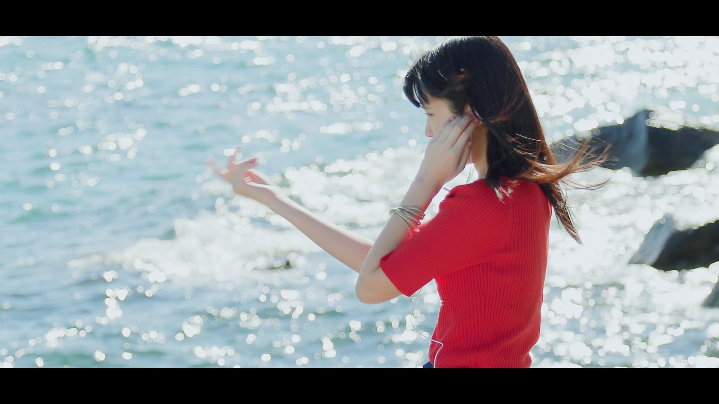「瀬戸内の声」MVのワンシーン。(c)AKS