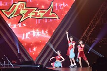 「Shangri-La」に合わせて踊るPerfume。（撮影：河本悠貴）