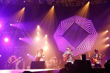 flumpoolと高橋優によるコラボステージの様子。（写真提供：アミューズ）