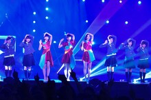 Perfumeとさくら学院によるコラボステージの様子。（写真提供：アミューズ）